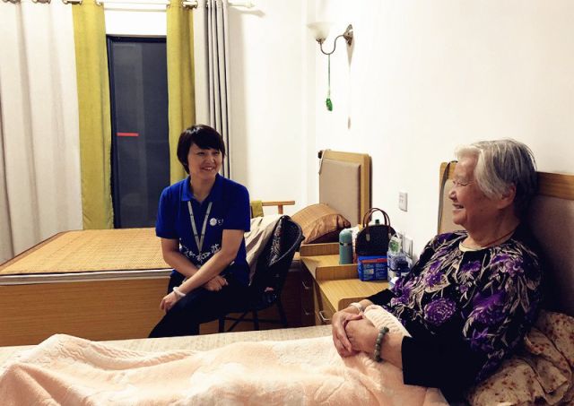 1528972528274351sAZZ.jpg 照料老人2.jpg